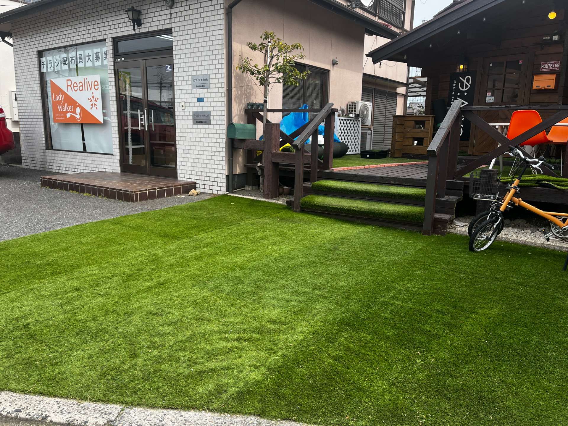 【芝キング岡山】店舗のイメージアップに人工芝の活用が増えてきています